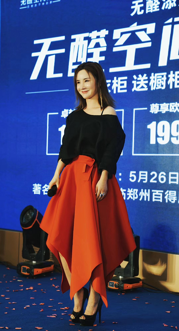 当红歌手许佳慧亲临郑州百得胜旗舰店 当红歌手许佳慧亲临郑州百得胜旗舰店