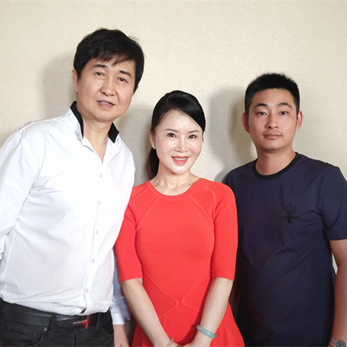 任静、付笛声与经纪人李志合影