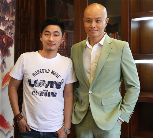 乐嘉与经纪人李志合影